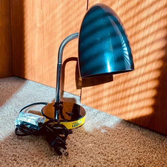 LED reading lamp | Electric: No bulb needed - Picture 2 of 5